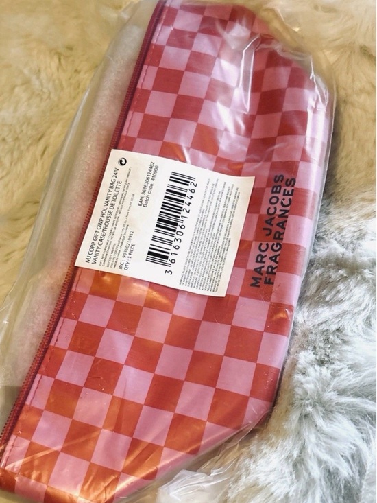 Marc Jacobs Handbags - Marc Jacob’s Pink Red Checkered Glossy Travel Toiletry Makeup Vanity Bag